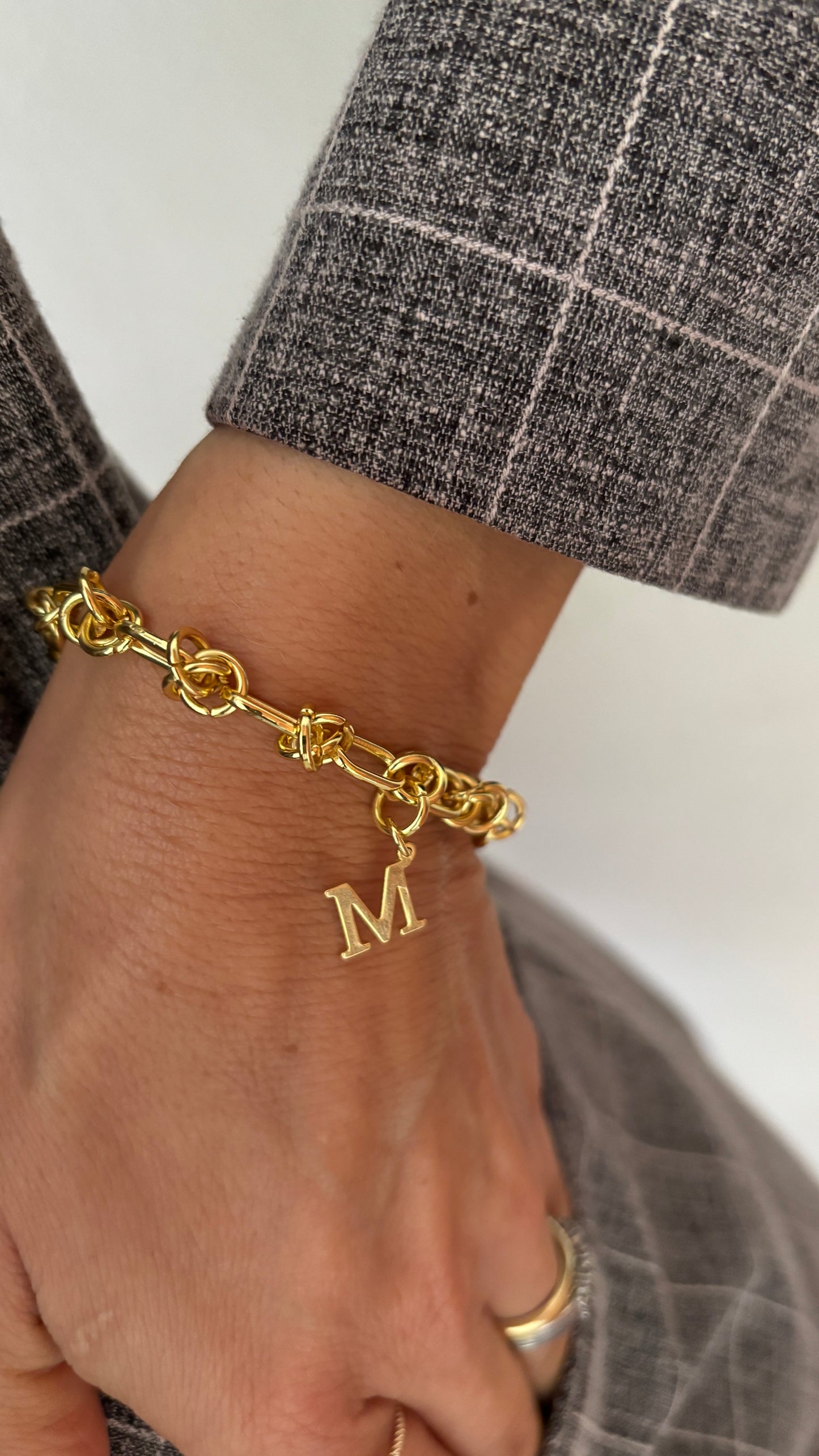 PULSERA CHAIN LETRA- BAÑADO EN ORO