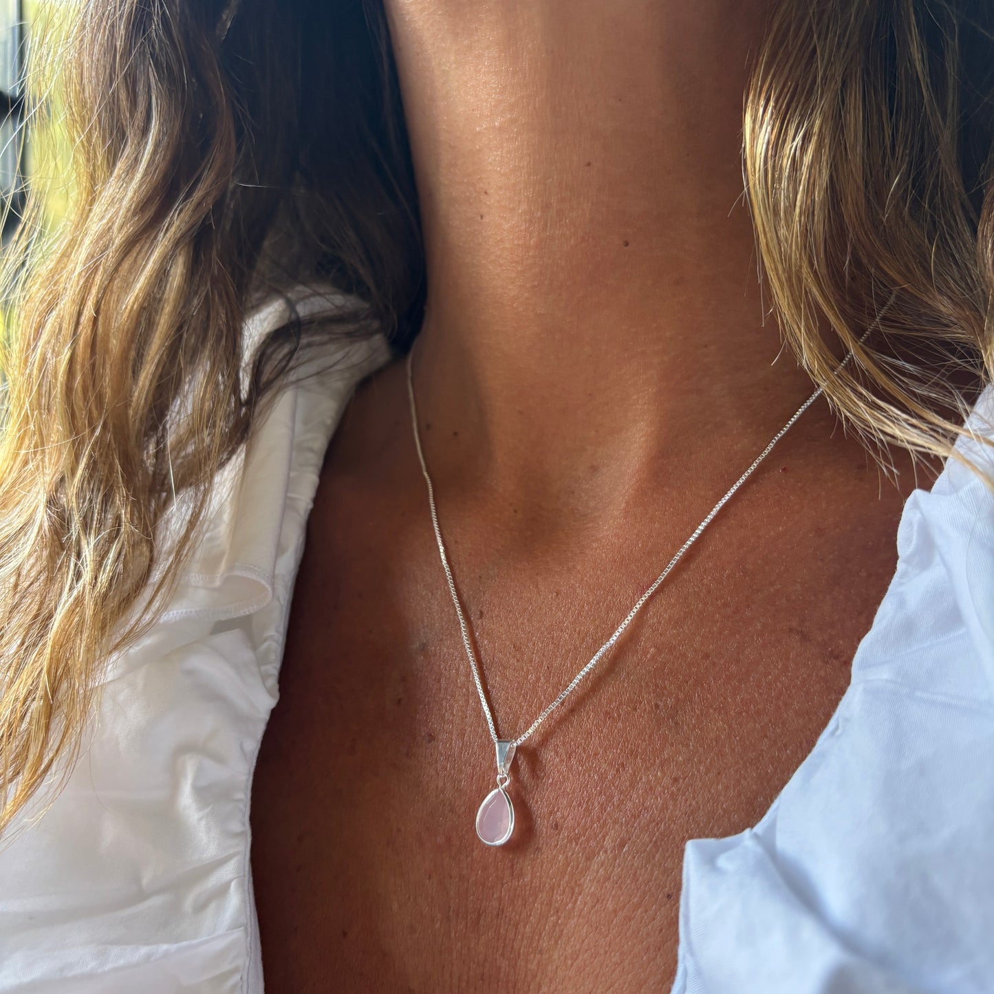 COLLAR DROP ROSADO- BAÑADO EN PLATA