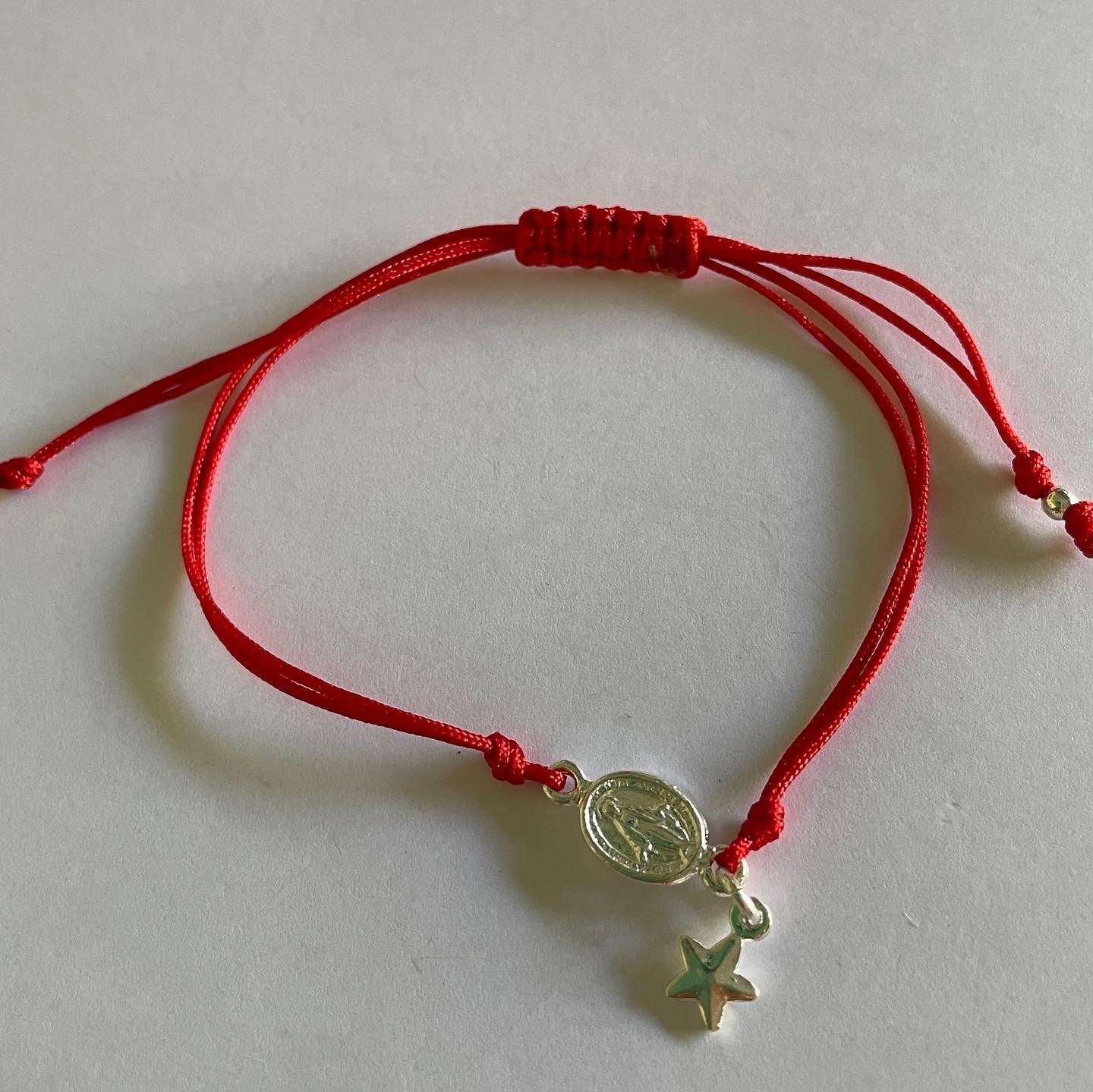 PULSERA HILO VIRGEN Y ESTRELLA GUIA - PLATA