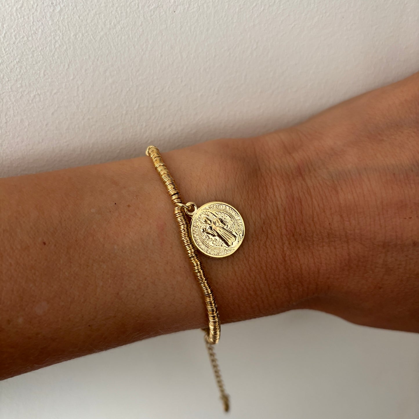PULSERA SAN BENITO - BAÑADO EN ORO