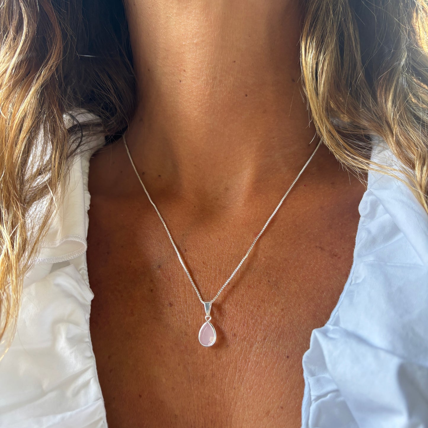 COLLAR DROP ROSADO- BAÑADO EN PLATA