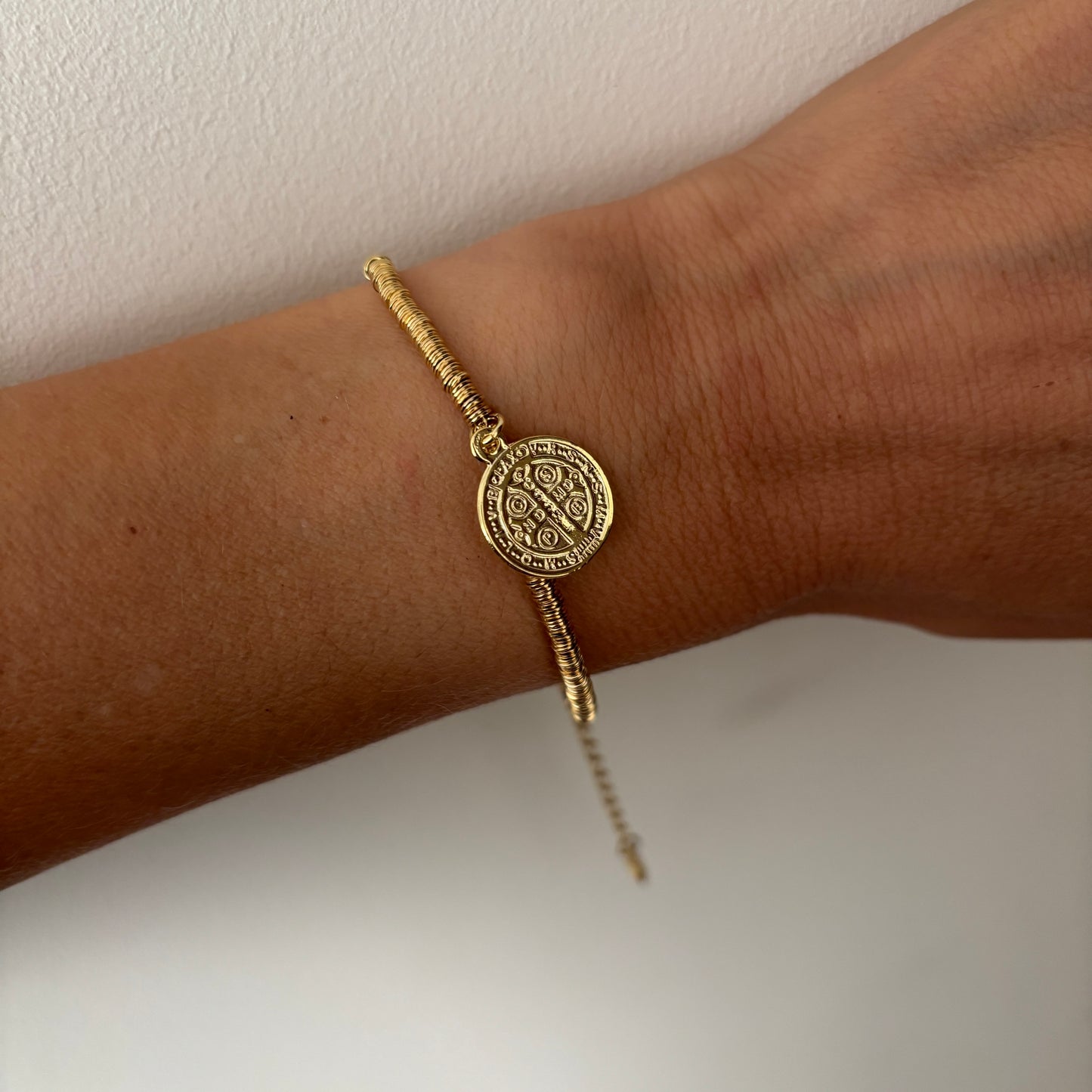 PULSERA SAN BENITO - BAÑADO EN ORO