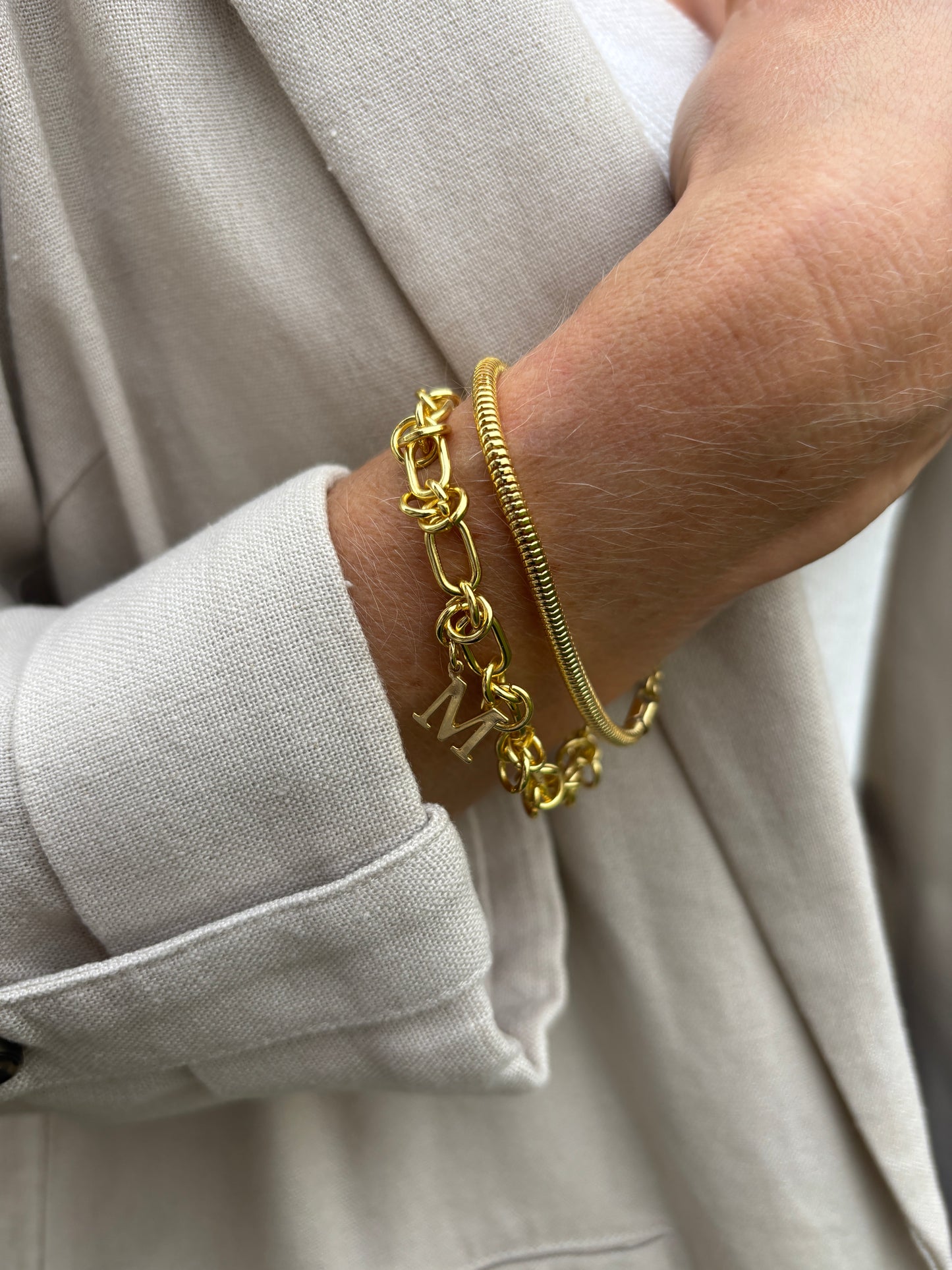 PULSERA CHAIN LETRA- BAÑADO EN ORO