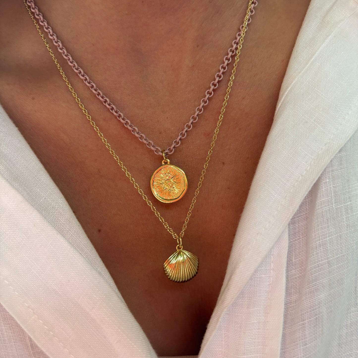 COLLAR BEACH SHELL- BAÑADO EN ORO