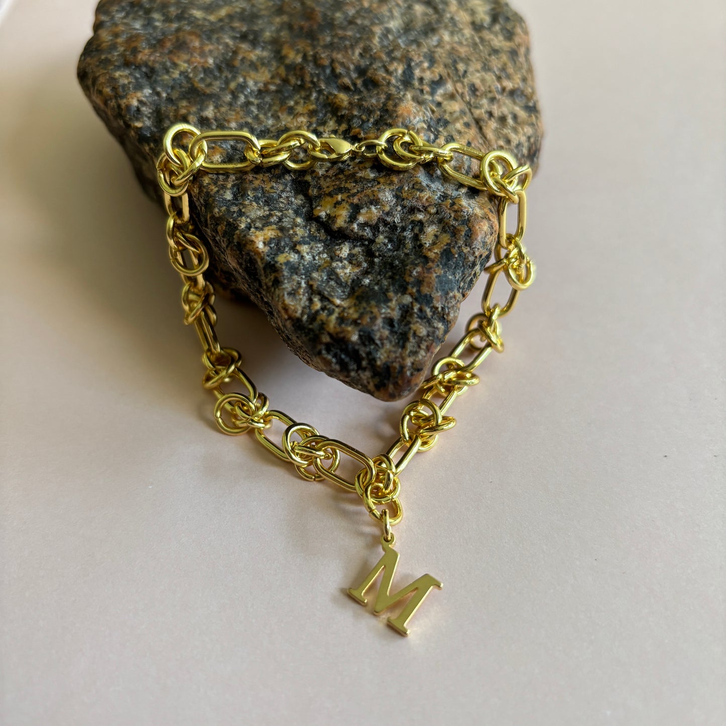 PULSERA CHAIN LETRA- BAÑADO EN ORO