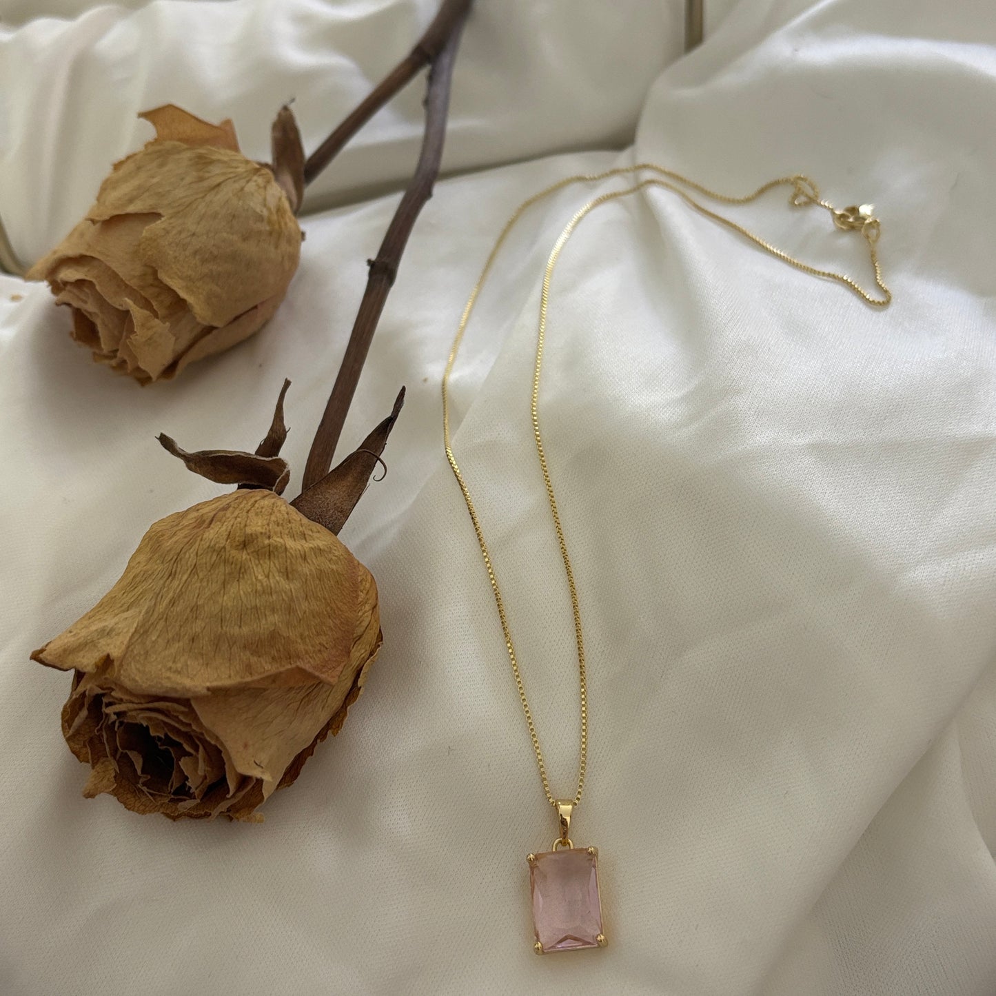 COLLAR ROSA - BAÑADO EN ORO