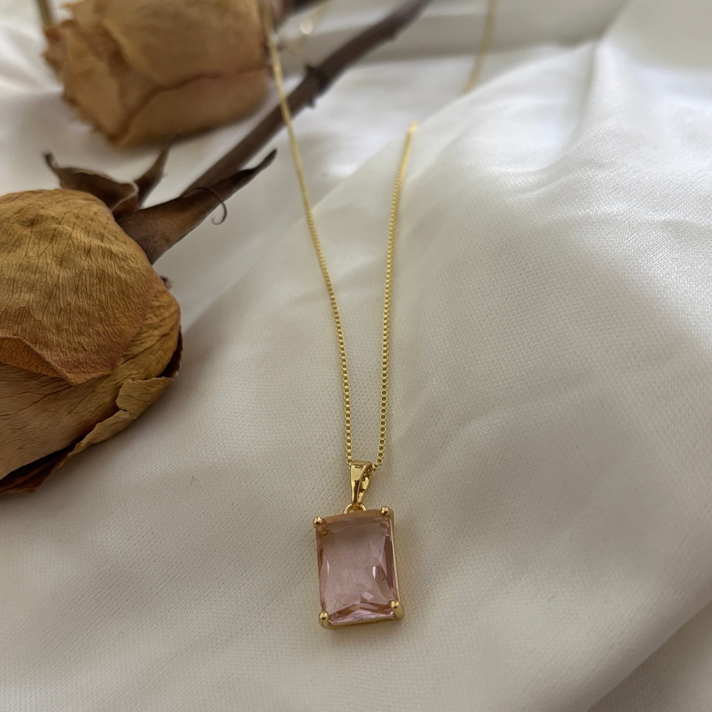 COLLAR ROSA - BAÑADO EN ORO