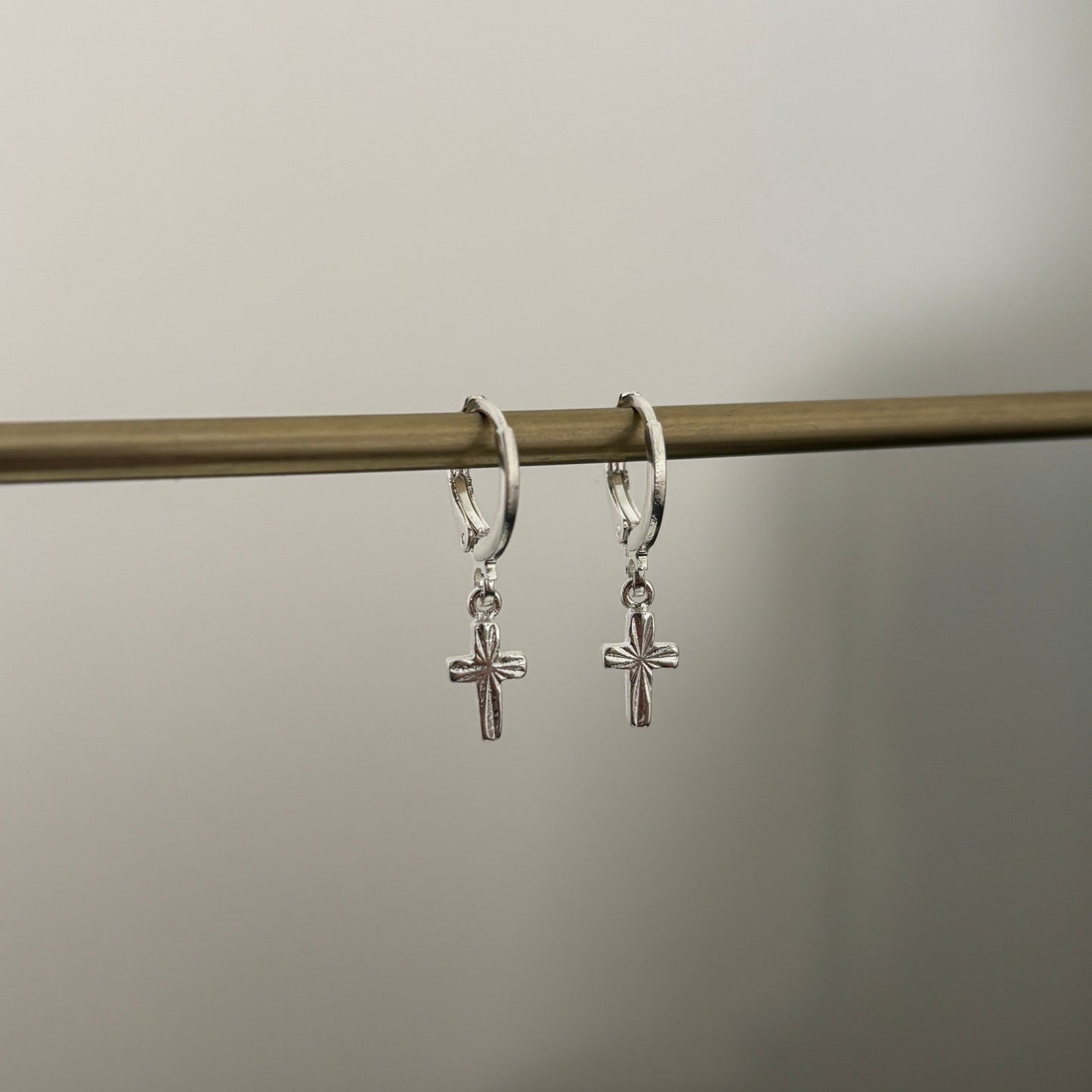 AROS ARGOLLA CRUZ- BAÑADO EN PLATA