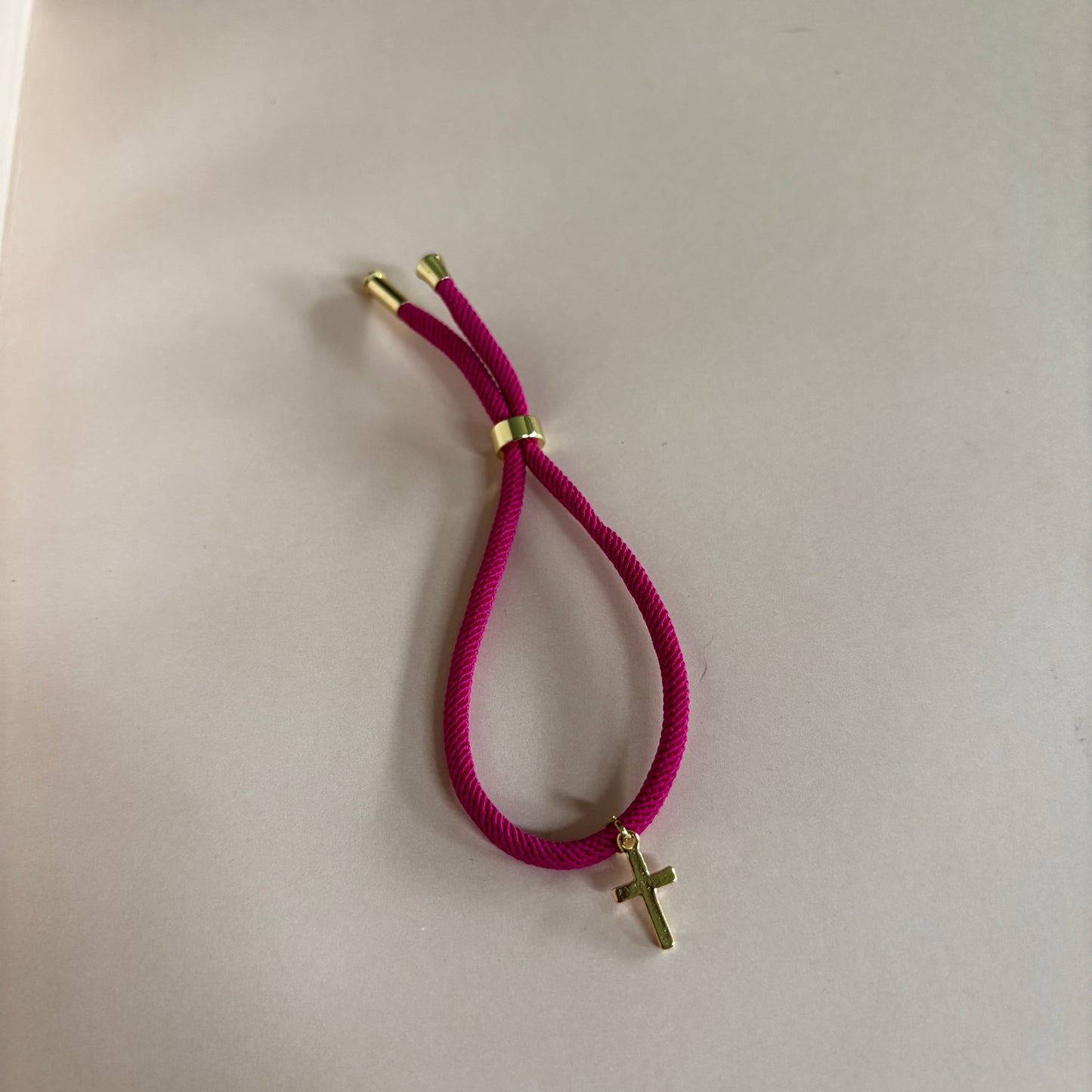 PULSERA COLORS CRUZ - BAÑADO EN ORO