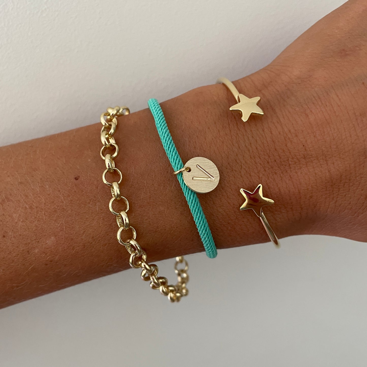 PULSERA COLORS LETRA - BAÑADO EN ORO