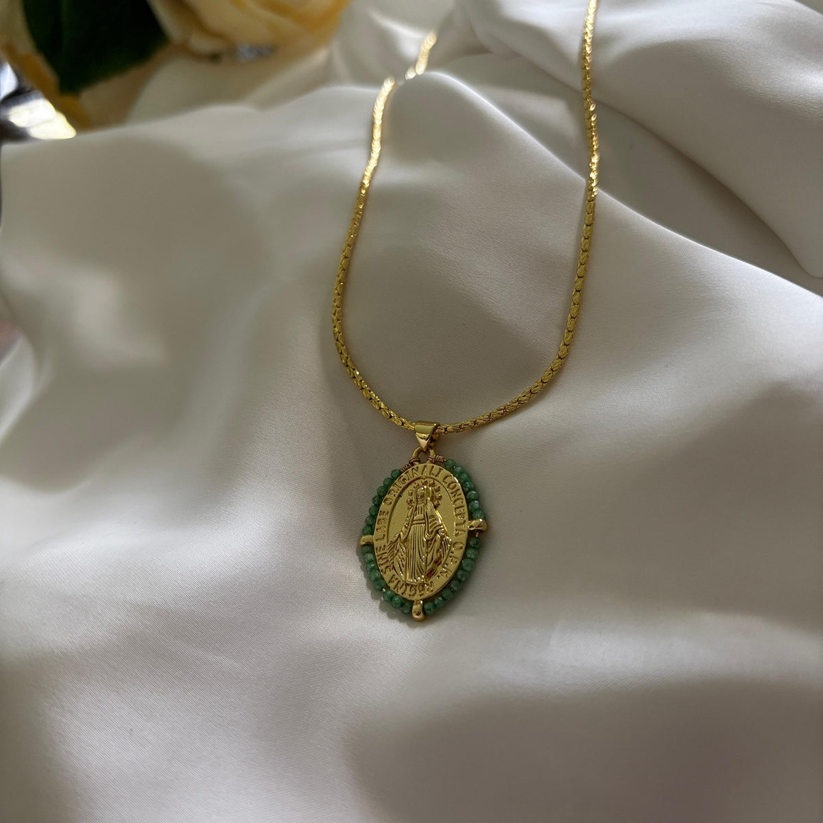 COLLAR VIRGEN DE LOS RAYOS - BAÑADO EN ORO