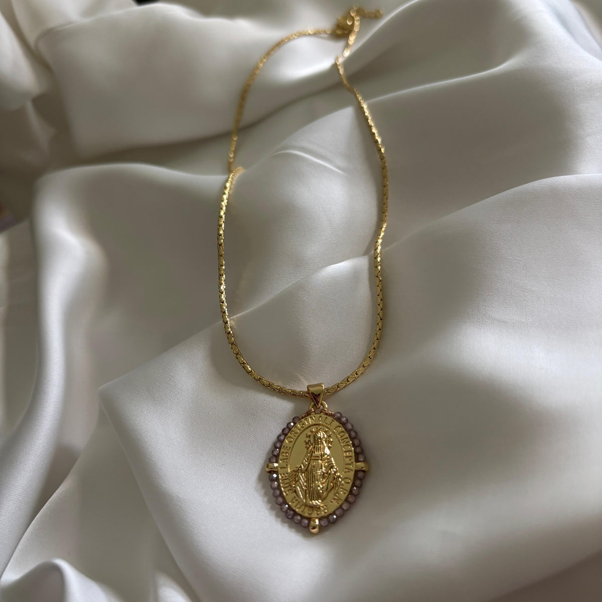 COLLAR VIRGEN DE LOS RAYOS - BAÑADO EN ORO